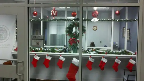 dekoracje świąteczne w biurze