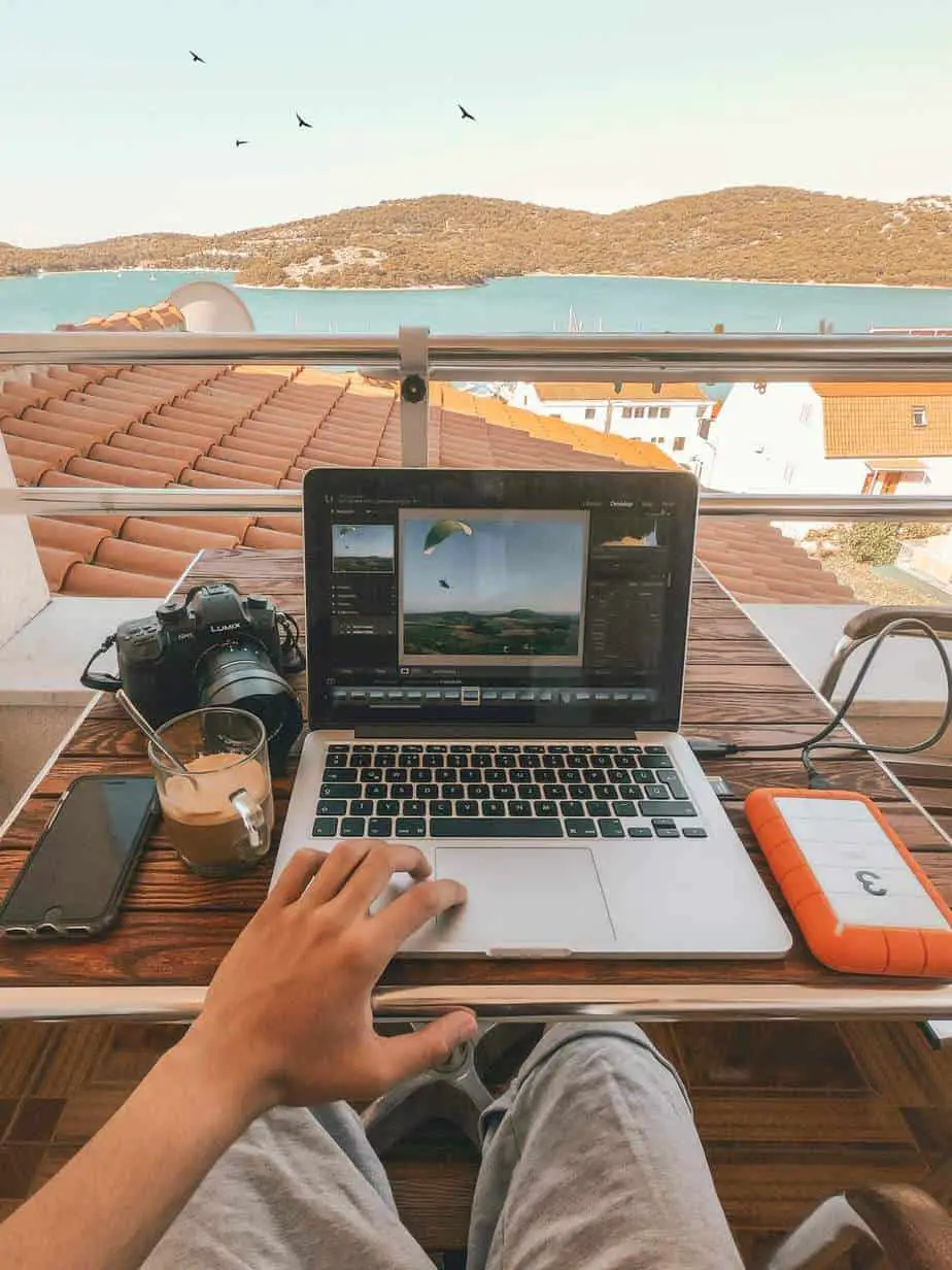Why Social Media Is A Valuable Tool for Digital Nomads
